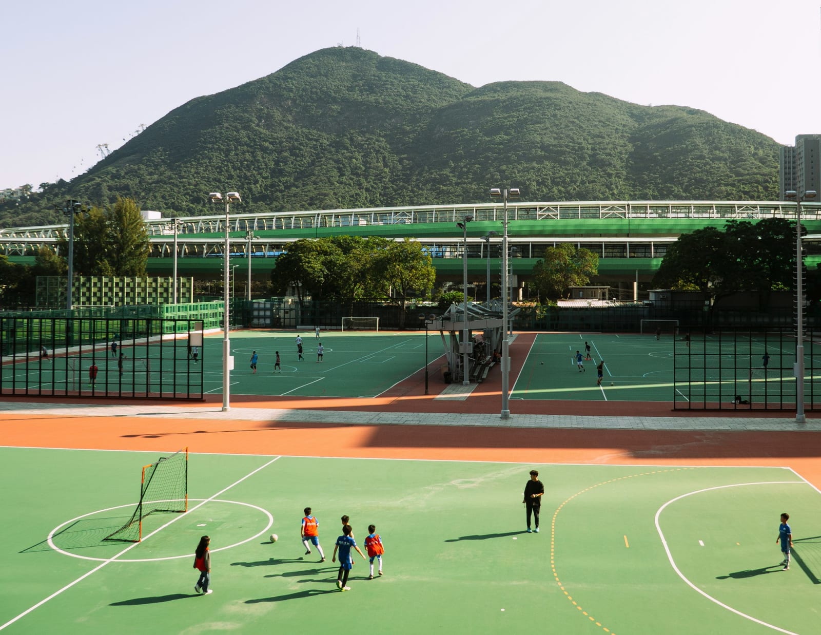 Niños entrenando fútbol en un campo al aire libre