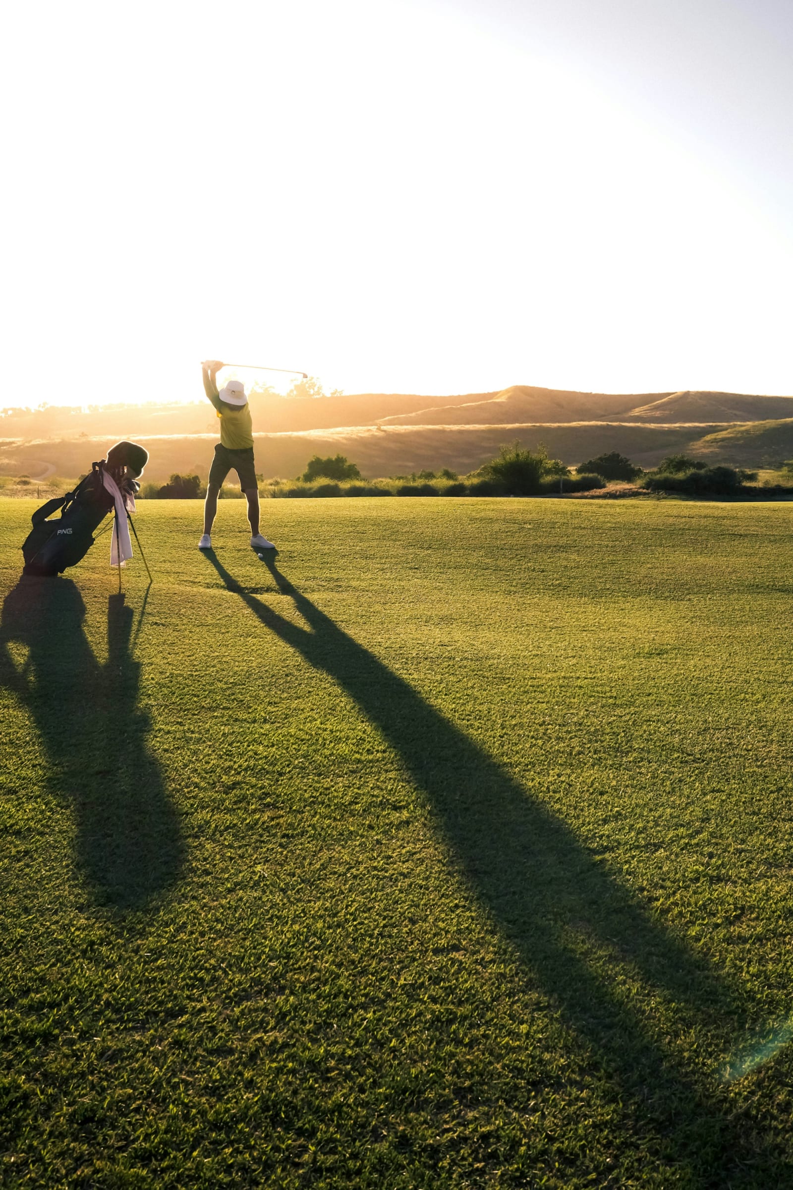 Golfista al atardecer
