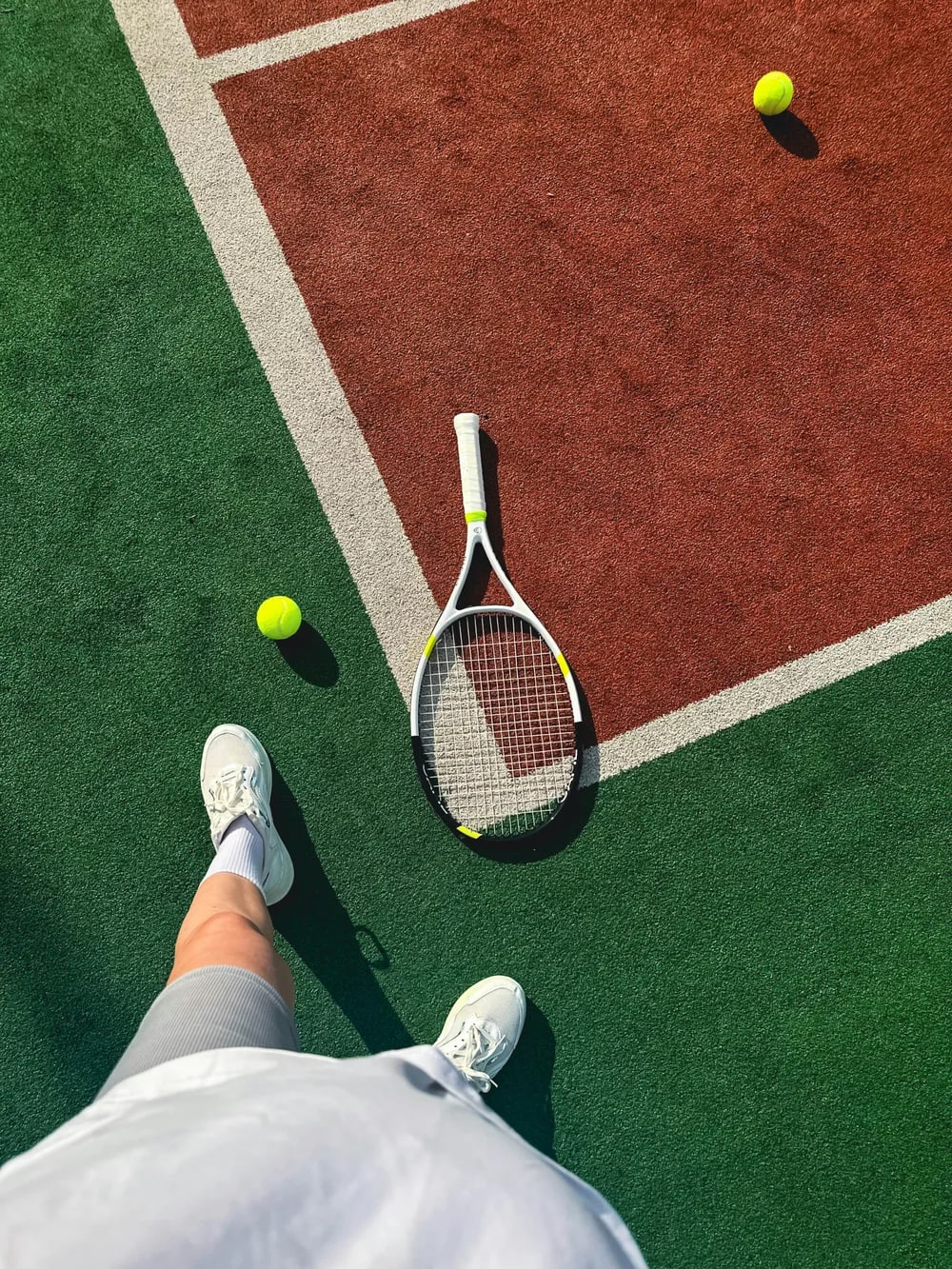 Pista de tenis con raqueta y pelota